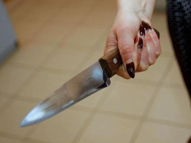 Bakıda bacı qardaşı bıçaqlayıb