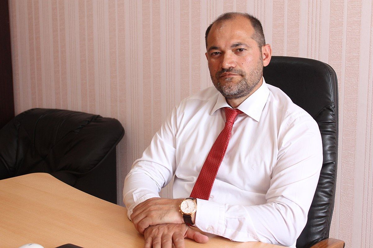 Deputat Elm və Təhsil Nazirliyini tənqid etdi - "24 saat dua oxutdurur”