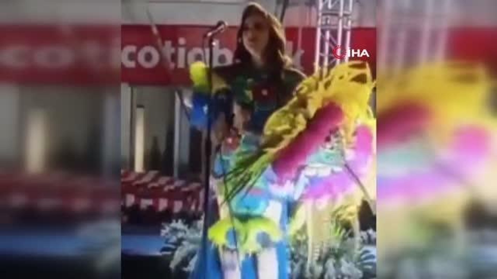 Gözəllik yarışında qorxulu anlar - Danışmaq üçün podiuma çıxan modeli tok vurdu