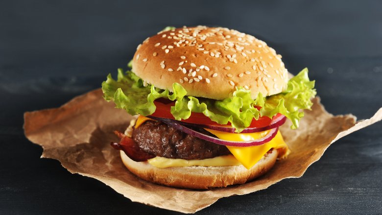 Məşhur şirkətin hamburgerinin 3 ay sonrakı halı hər kəsi şoka saldı - FOTO 