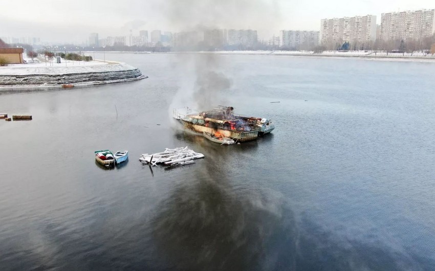 Moskva çayında gəmi yandı