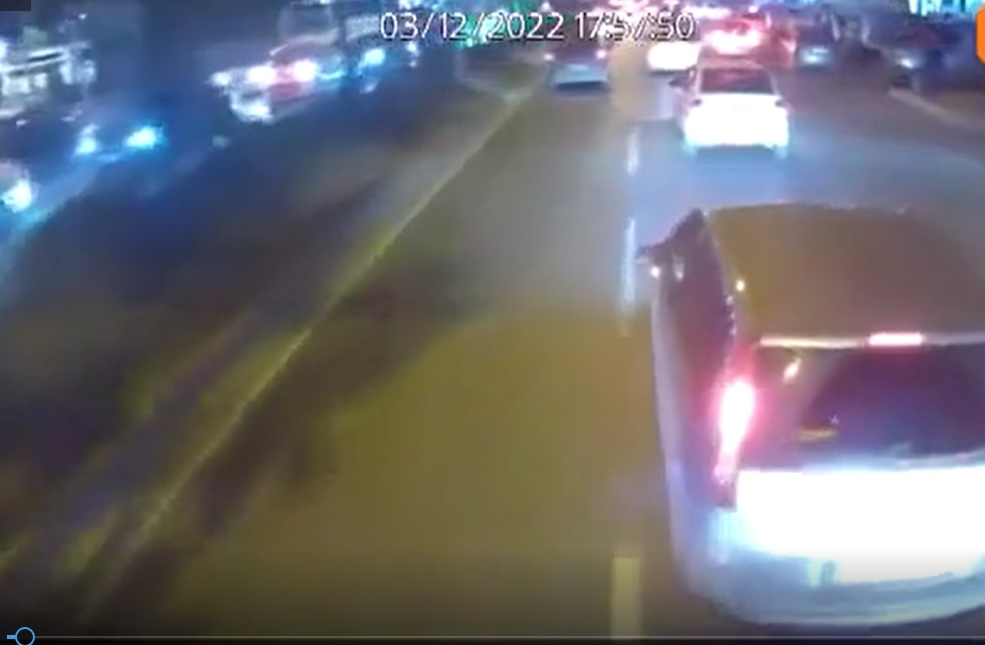 Azərbaycan bulvarında sürücülər arasında "yolverməmə mübahisəsi" anı kamerada - ANBAAN VİDEO