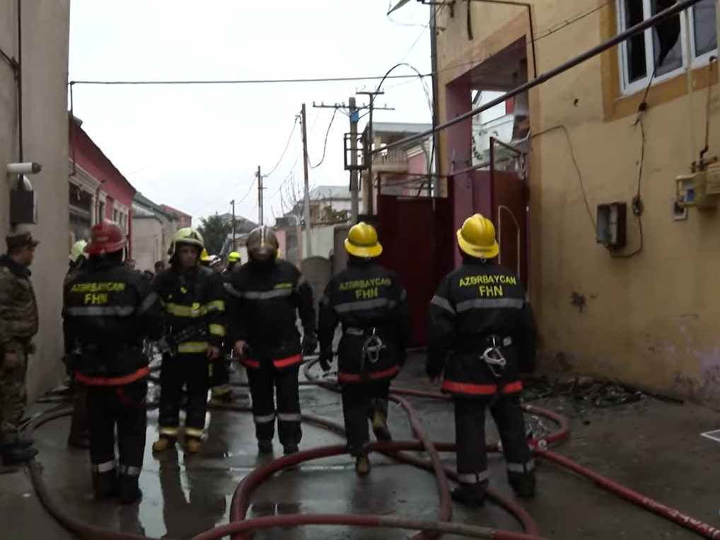 Ata övladını yanğından xilas etmək üçün özünü yuxarı mərtəbədən atdı - VİDEO