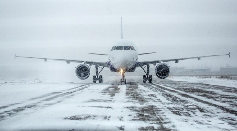 Moskva aeroportlarında güclü qar səbəbindən onlarla aviareys gecikir