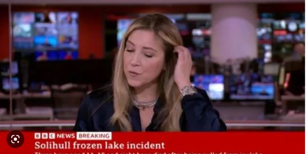 Xəbər aparıcısı canlı yayımda çətin vəziyyətə düşdü - VİDEO