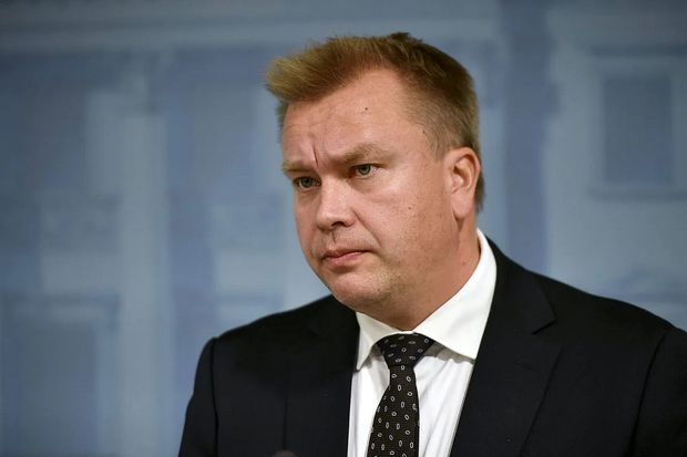 Finlandiyanın müdafiə naziri uşağına görə vəzifəsindən ayrıldı