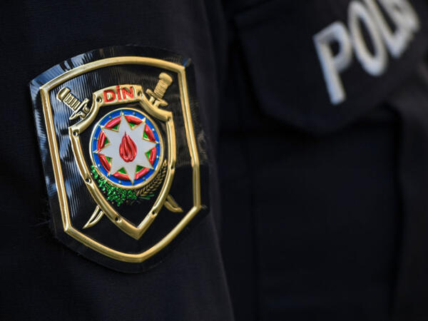 Yevlaxda azyaşlını döyən polis işdən çıxarıldı