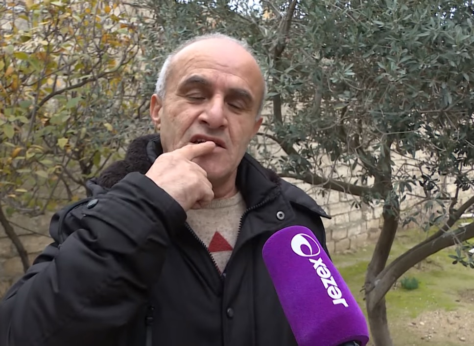 Şagirdi döydüyü üçün məktəbdən qovulan 30 ilin müəllimi: "Barmağını ağzına saldı..." - VİDEO