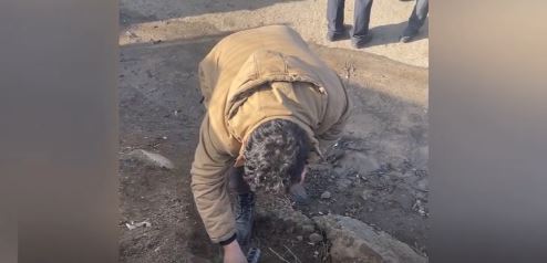 Şuşadan torpaq aparan gənc: "Anama aparıram" - VİDEO