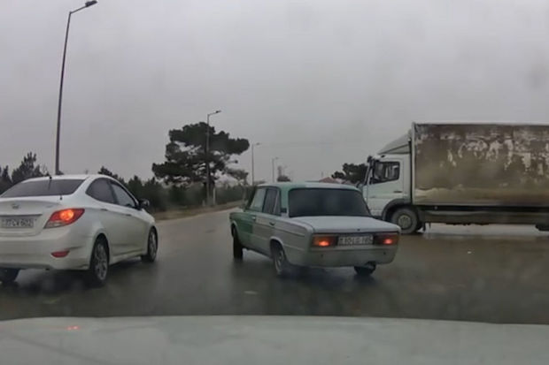 Bakıda narkotik qəbul edən sürücü polisdən qaçıb qəza törətdi - FOTO + ANBAAN VİDEO