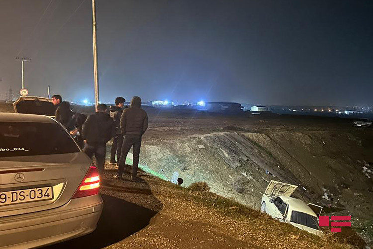 Abşeronda “VAZ 2107” dərəyə aşıb, xəsarət alanlar var - FOTO