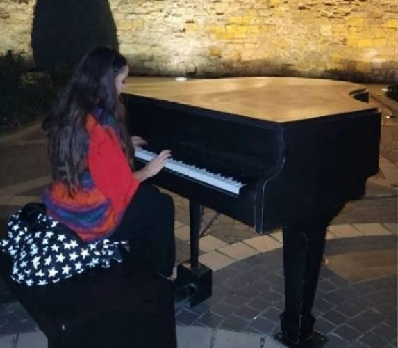 Leyla Əliyeva İçərişəhərdə pianoda ifa etdi - VİDEO