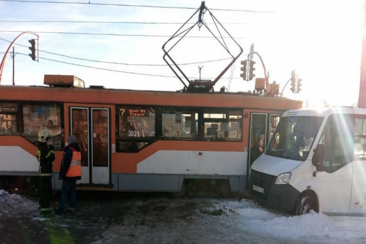 Rusiyada mikroavtobus tramvayla toqquşdu - 8 nəfər xəsarət aldı