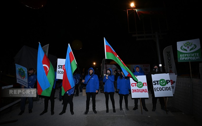 Havanın soyuq olmasına baxmayaraq, Xankəndi-Laçın yolunda etiraz aksiyası axşam da davam edir