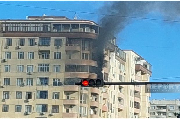 Bakıda çoxmərtəbəli yaşayış binası yanır
