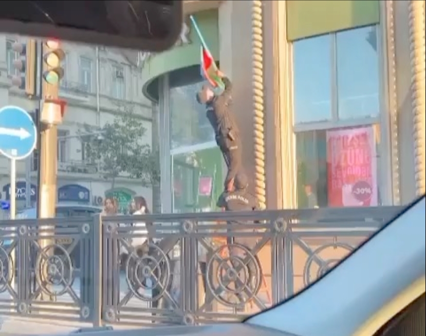 Bakıda polisdən hər kəsə örnək addım - VİDEO