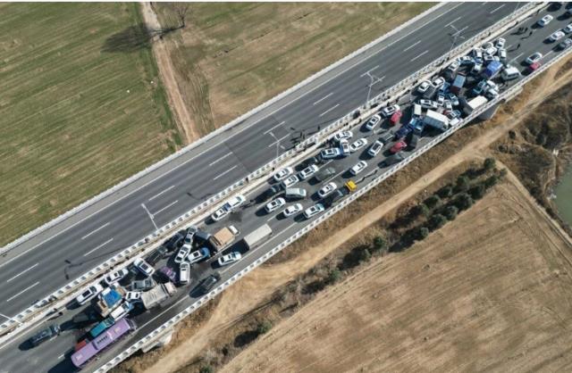 Tıxac 200 avtomobilin toqquşmasına səbəb oldu - FOTO