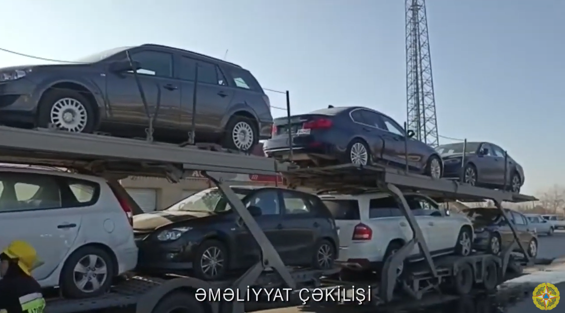 Kürdəmirdə avtomobilləri daşıyan maşın yandı - Video