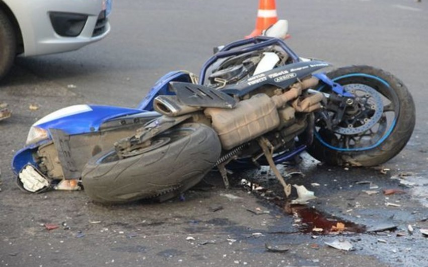 Gəncədə avtomobil motosikletçini vurub