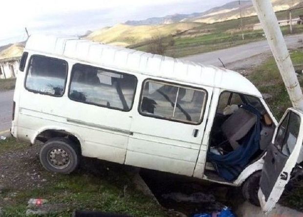 Şəkidə mikroavtobus aşdı: Xəsarət alanlar var