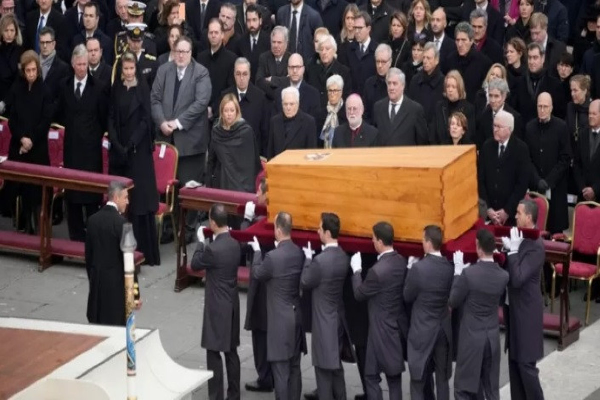 Papa XVI Benedikt dəfn edildi
