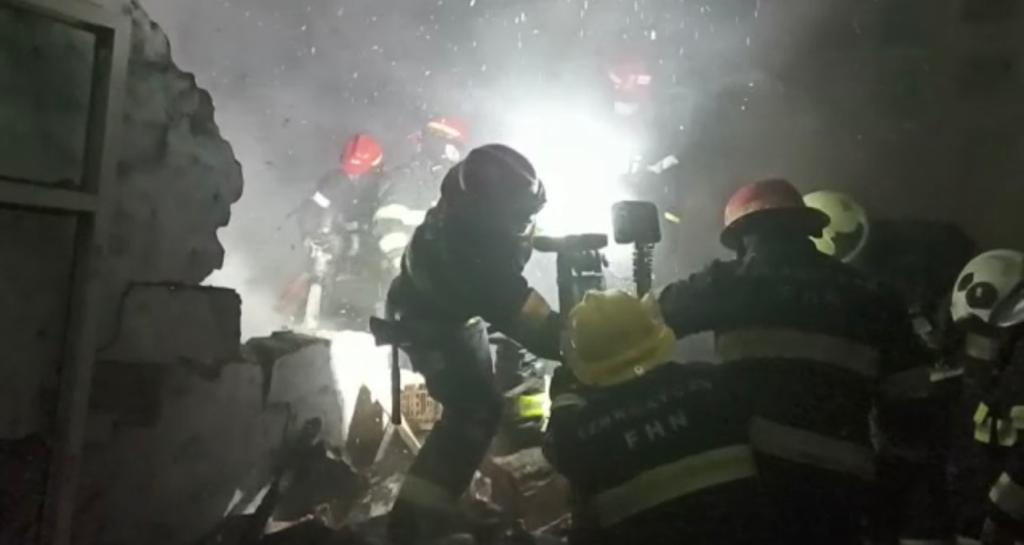 Bakıda evdə partlayış olub: Xəsarət alanlar var - FOTO/VİDEO