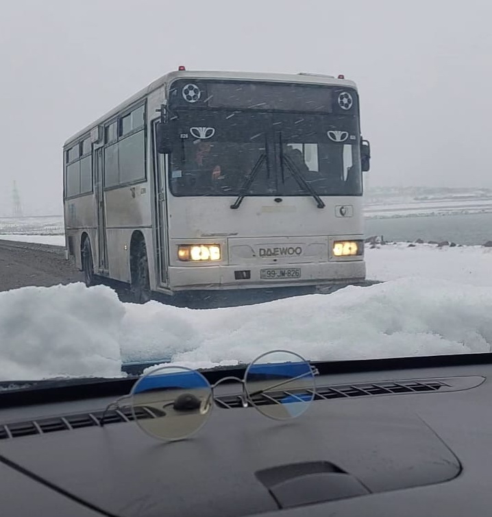 Avtobus sürücüsü qarlı havada sərnişinlərin həyatını təhlükəyə atdı - ANBAAN VİDEO 