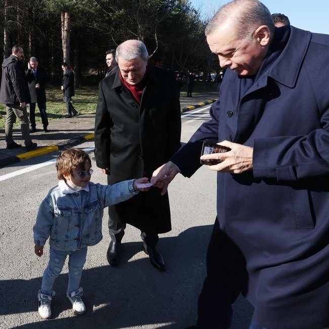 Əlini öpən uşağa Ərdoğandan jest - FOTO