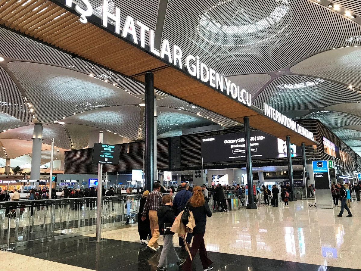 Aktrisanın aeroportda halı pisləşdi, xəstəxanaya aparıldı - FOTO