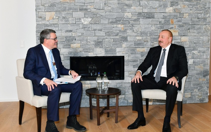İlham Əliyev Davosda “CISCO” şirkətinin vitse-prezidenti ilə görüşdü