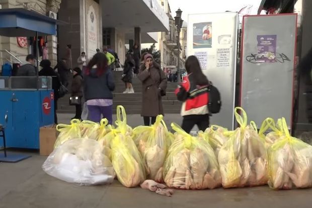 Bazarlara murdar olmuş toyuq çıxarılır? - VİDEO