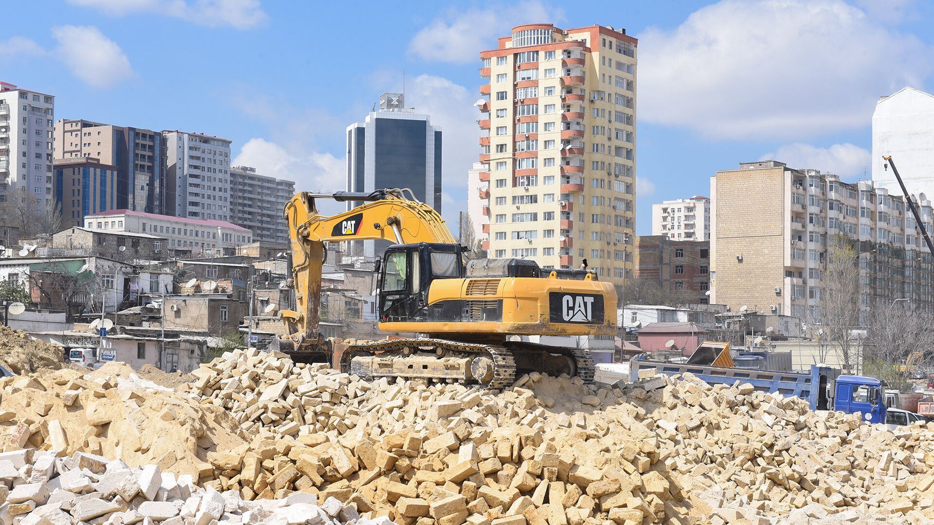 Söküləcək binanın sakinləri kompensasiyadan narazıdır - "Həmin ərazidə kvadrata 2200 verilib" 