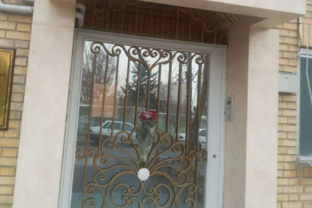 Güney azərbaycanlılar Təbrizdəki konsulluğumuzun önünə gül dəstəsi qoyublar