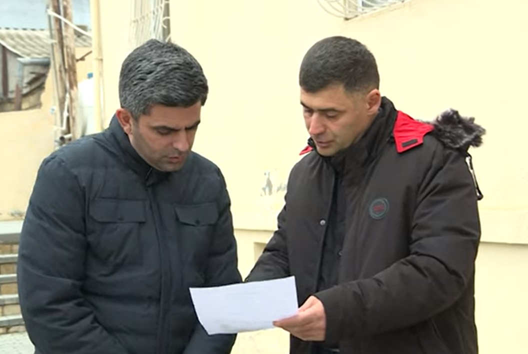 Xəbəri olmadan evinə 17 nəfər qeydiyyata düşüb - Bakıda qəribə hadisə - VİDEO