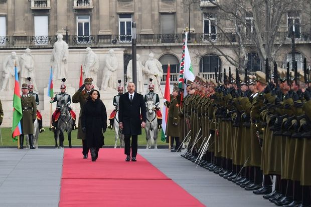 İlham Əliyevin Budapeştdə rəsmi qarşılanma mərasimi oldu - FOTOLAR