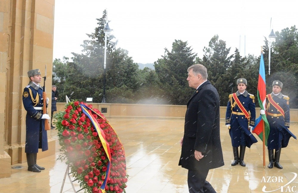 Rumıniya Prezidenti Şəhidlər xiyabanını ziyarət edib - FOTO