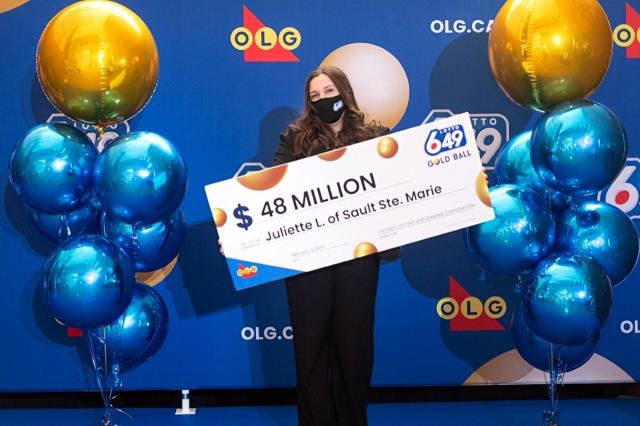 İlk dəfə lotereya alan tələbə 48 milyon qazandı