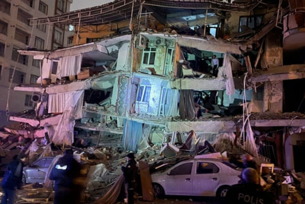 Türkiyədəki güclü zəlzələ qonşu ölkələrə də təsir edib: çox sayda ölən var