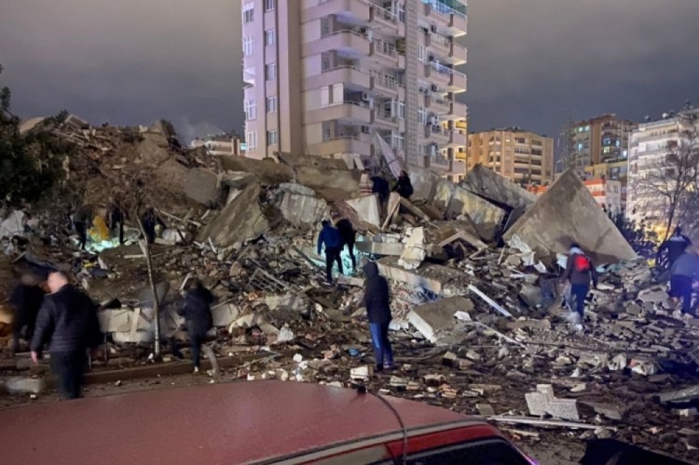 Türkiyədəki zəlzələdə ölənlərin sayı 76-ya çatdı, yüzlərlə yaralı var - YENİLƏNİB
