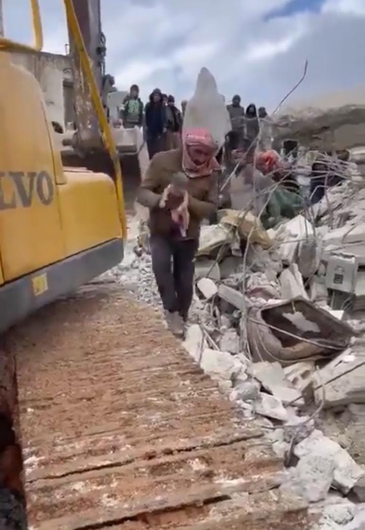 Zəlzələnin dağıntıları altında uşaq dünyaya gəldi – Heyrətamiz GÖRÜNTÜLƏR