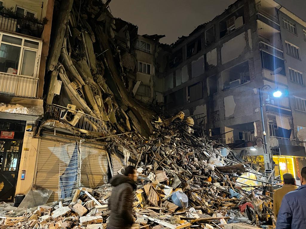 Dağıntılar altından tanınmış siyasətçinin, 12 günlük uşağının və həyat yoldaşının nəşi çıxarıldı - FOTO