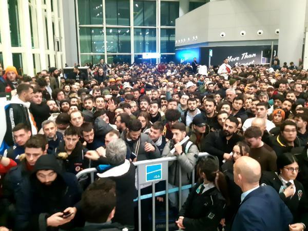 Könüllülər İstanbul Hava Limanına axın etdi - FOTO