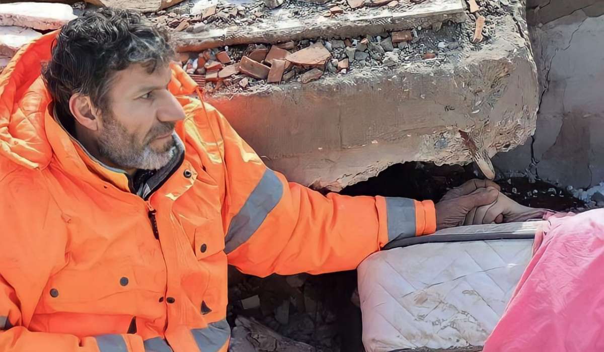 Bir gecədə qocalan adam - Qızının əlini buraxmayan ata - FOTO
