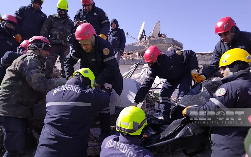 Azərbaycanın xilasediciləri dağıntılar altından daha bir qadının meyitini çıxarıb