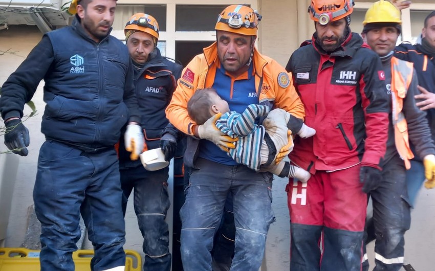 Hatayda körpə 78 saat sonra dağıntılar altından sağ çıxarılıb - VİDEO