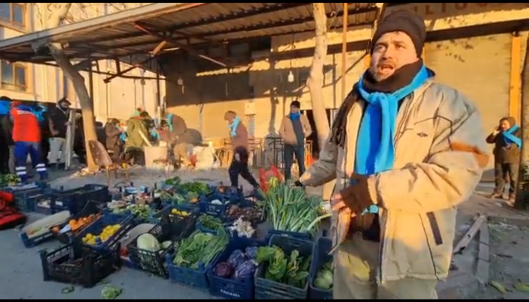 Suriyalı gənc zəlzələdən əziyyət çəkənlərə belə yardım etdi - VİDEO