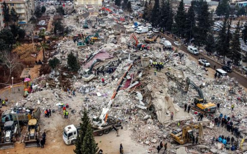 Türkiyədə 152 saat sonra dağıntılar altından qadın və 8 yaşlı uşaq sağ çıxarılıb