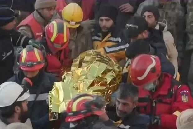42 yaşlı qadın 222 saat sonra dağıntılar altından xilas edildi - VİDEO