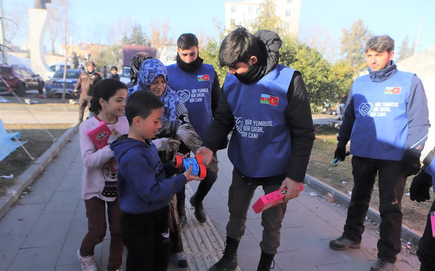 Azərbaycan könüllüləri Adıyamanda zəlzələdən zərərçəkən uşaqlara dəstək veriblər - FOTOLAR