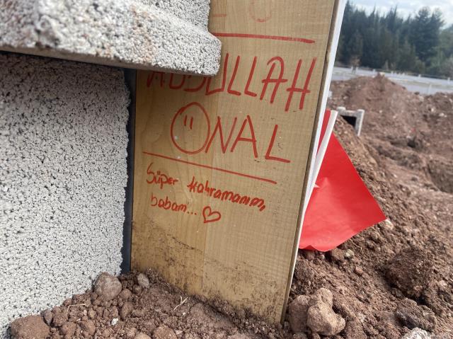 Zəlzələdə atasının itirən uşağın ona mesajı: "Superqəhrəmanım atam"